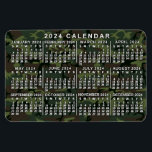Imán Camuflaje del calendario mensual de 2024 años Camo<br><div class="desc">Este imán flexible del calendario mensual de 2024 muestra los días de la semana de cada mes en blanco. Detrás de los números, el diseño tiene un patrón de camuflaje en tonos verdes y marrones. Este es un calendario anual simple para ayudarle a conquistar el nuevo año. Saber siempre qué...</div>