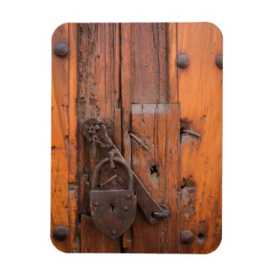 Imán Candado en puerta de madera
