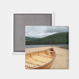 Imán Canoa en la playa a orillas del lago