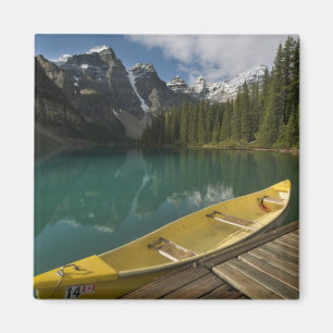 Imán Canoe estacionado en un muelle a lo largo del lago