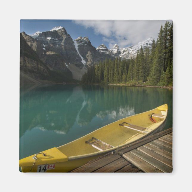 Imán Canoe estacionado en un muelle a lo largo del lago (Frente)