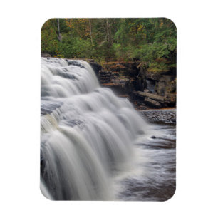 Imán Cañón Cae En El Río Sturgeon Cerca De L'Anse