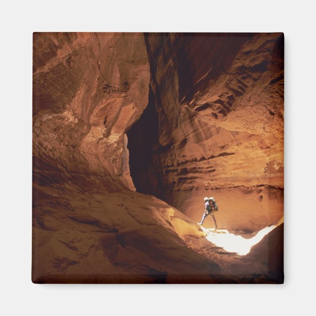 Imán Cañón iluminado en las profundidades de un estrech (Frente)