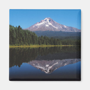 Imán Capilla del soporte reflejada en el lago