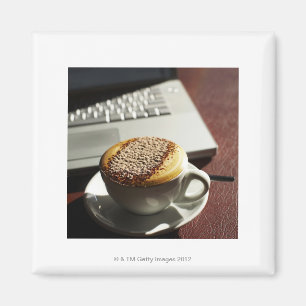 Imán Cappuccino delante del ordenador portátil
