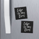 Imán Carpe Aquel Effing Diem Hand Lettered Cote<br><div class="desc">Dése una dosis doble de motivación y humor con nuestro imán blanco y negro que presenta "carpa que effing diem" en la tipografía de pincel de estilo manuscrito. Una versión divertida y moderna de la expresión latina clásica.</div>