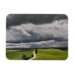 Imán Carretera y nubes de tormenta, región rural de Tos