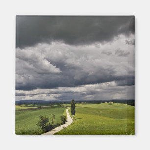 Imán Carretera y nubes de tormenta, región rural de Tos