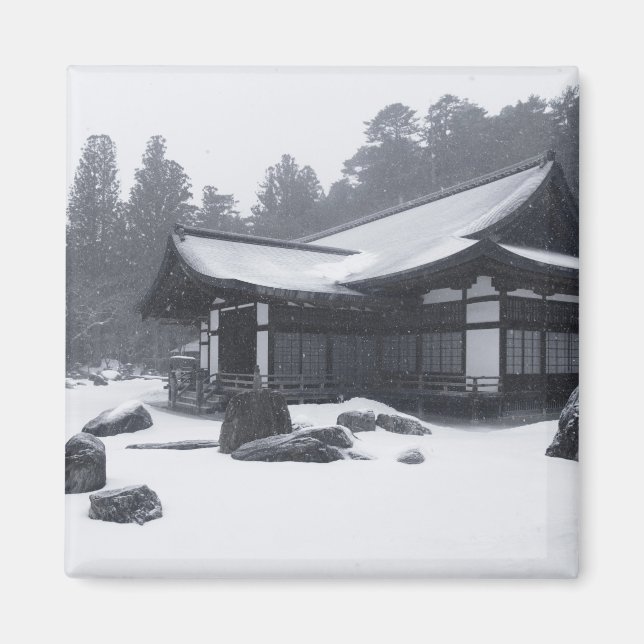 Imán Casa oriental cubierta de nieve en bosques (Frente)