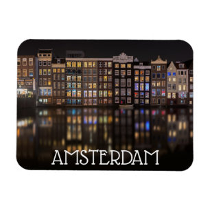 Imán Casas de Amsterdam con las luces coloridas en la