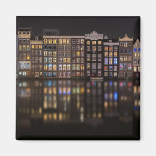 Imán Casas de Amsterdam con las luces coloridas en la