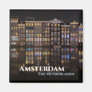 Imán Casas de Amsterdam con las luces coloridas en la