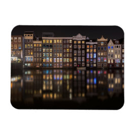 Imán Casas de Ámsterdam con luces de colores durante la