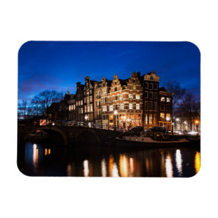 Imán Casas del canal de Amsterdam en la noche