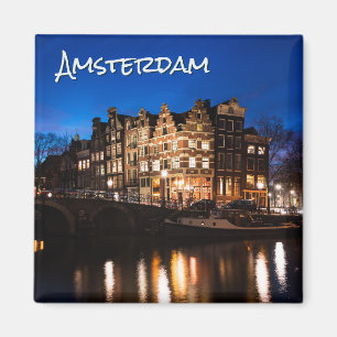 Imán Casas del canal de Amsterdam en la noche con el