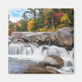 Imán Cascada a lo largo de un río de montaña