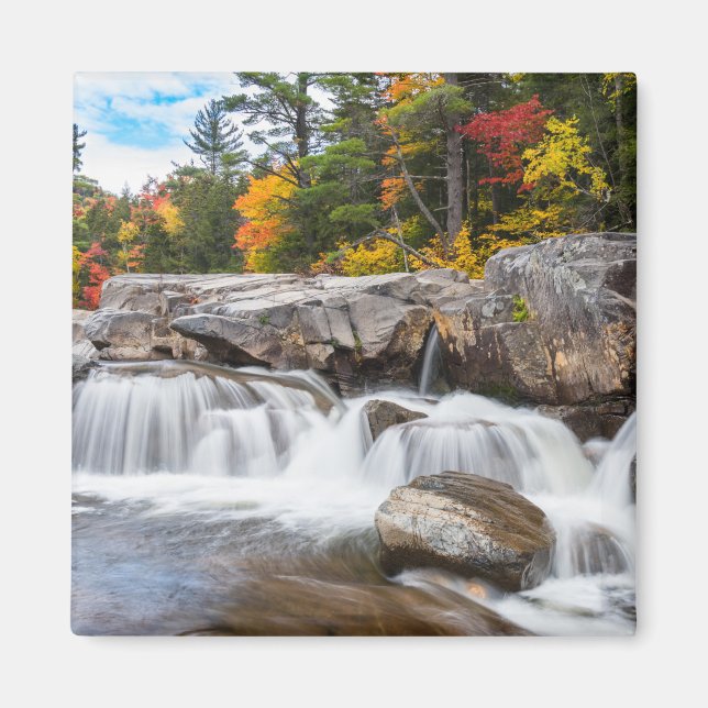 Imán Cascada a lo largo de un río de montaña (Frente)