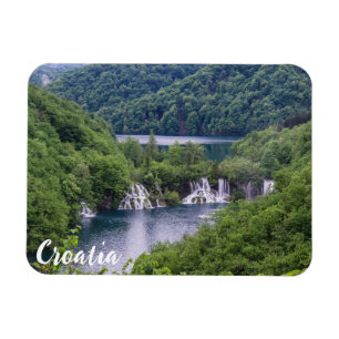 Imán Cascada de cascada con bosque verde en Croacia
