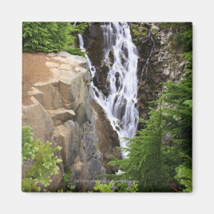 Imán Cascada en el parque nacional del Monte Rainier