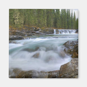 Imán Cascada en el río de las ovejas en montañas