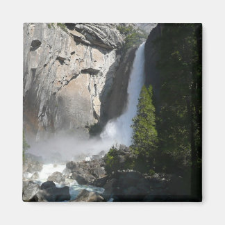 Imán Cascada inferior de Yosemite en el sendero de la c