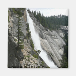 Imán Cascada Nevada en el Parque Nacional Yosemite