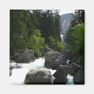 Imán Cascada Vernal en la distancia en Yosemite
