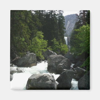 Imán Cascada Vernal en la distancia en Yosemite