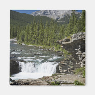 Imán Cascadas con la repisa de la roca y una montaña