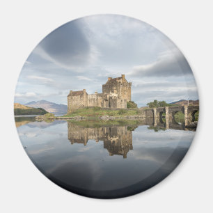 Imán Castillo de Eilean Donan con la reflexión en