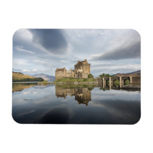 Imán Castillo de Eilean Donan con la reflexión en