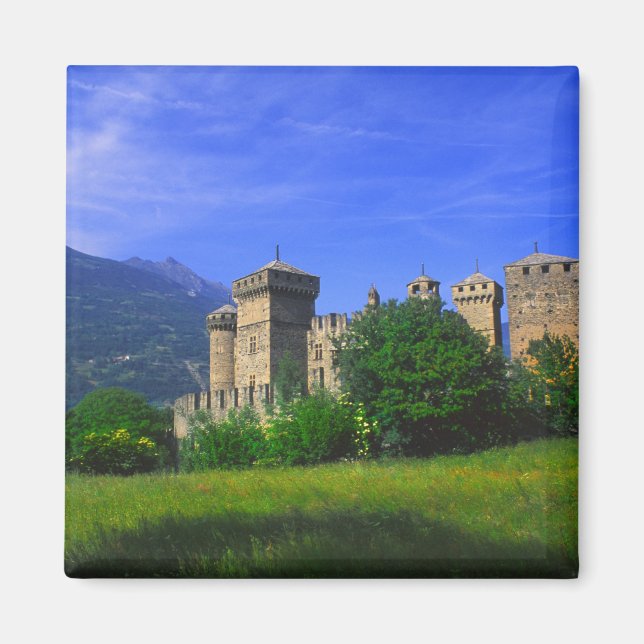 Imán Castillo de Fenis cerca de los Alpes italianos en  (Frente)