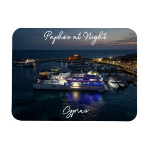Imán Castillo de Paphos y vista de drones nocturnos del