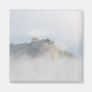 Imán Castillo sangrado rodeado por las nubes