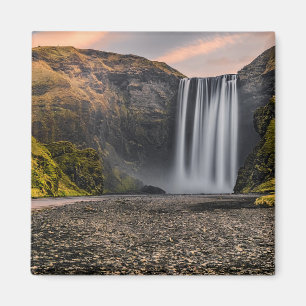 Imán Catarata Skogafoss en el amanecer matutino