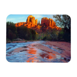Imán Cathedral Rock reflejada en Oak Creek al atardecer