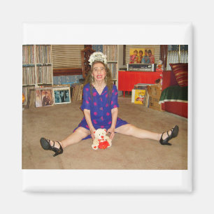 Imán Celebrando Año Nuevo con mi juguete de canto