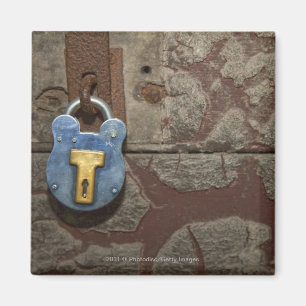 Imán Cerradura metalizado antigua en la pared de piedra