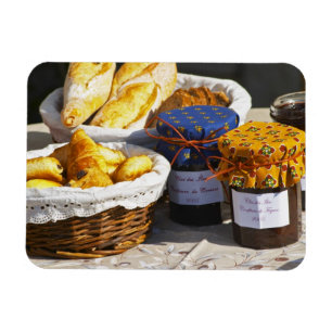 Imán Cesta con croissants y panes de chocolate.