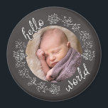 Imán Chalkboard Hello First Personalized<br><div class="desc">¡Anunciar la llegada del bebé al mundo con este imán personalizado! Un marco de tipo pizarra con desplazamiento decorativo y texto de escritura rodea la foto de su hijo. ¡Es un regalo o favor artístico moderno para conmemorar un nacimiento! Crédito de la foto del bebé: Photography © Storytree Studios, Stanford,...</div>