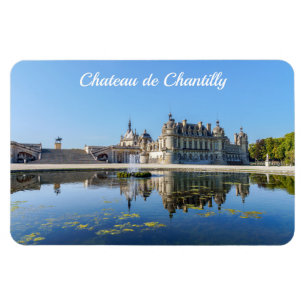 Imán Chateau de Chantilly con reflexión en un estanque