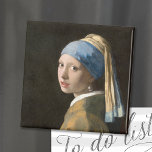 Imán Chica con Pearl Earring | Johannes Vermeer<br><div class="desc">Chica con Pearl Earring (c. 1665) | Obra de arte original del pintor holandés de época barroca Johannes Vermeer (1632-1675). Vermeer es conocido por pintar escenas de la vida de clase media. La mayoría de sus obras se encuentran en las mismas habitaciones interiores de su propia casa. No fue un...</div>