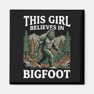 Imán Chica creyente de Bigfoot sasquatch bosque críptid