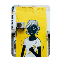 Chica furioso pinta murales callejeros