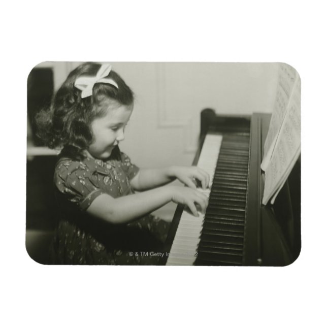 Imán Chica jugando al piano (Horizontal)
