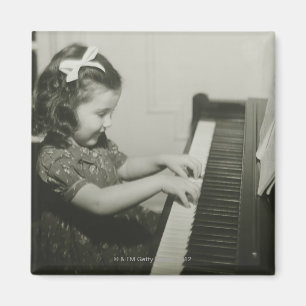 Imán Chica jugando al piano