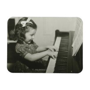 Imán Chica que juega el piano