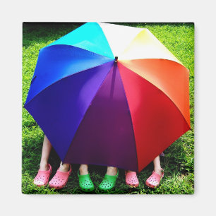Imán Chicas felices debajo de un arco iris