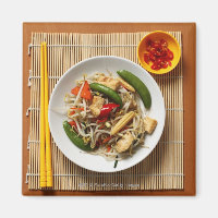 Chinos revuelven verduras fritas con chiles