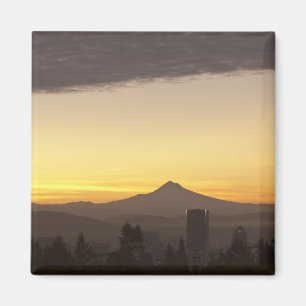 Imán Cielo del amanecer sobre Portland y Mt. Hood, Oreg